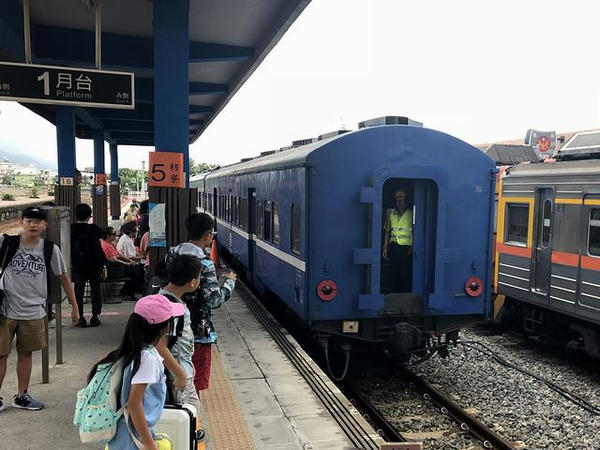 枋寮駅に進入する台東行き3671次普快車