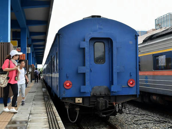 枋寮駅に停車中の台東行き3671次普快車（最後尾）