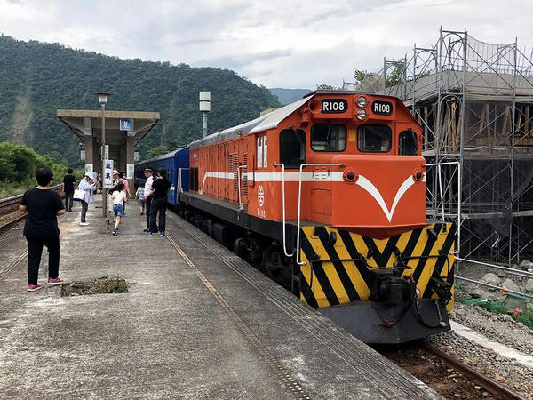 龍渓駅に停車中の3671次普快車