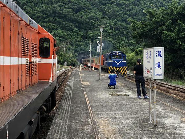 龍渓停車中に704次莒光号と交換
