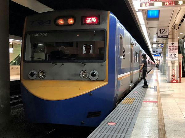 台北駅に停車中の基隆行き1098次区間車