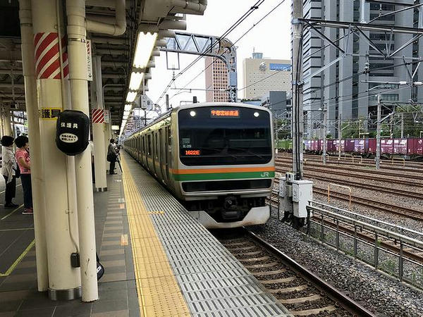 さいたま新都心駅に進入する上野東京ライン普通列車