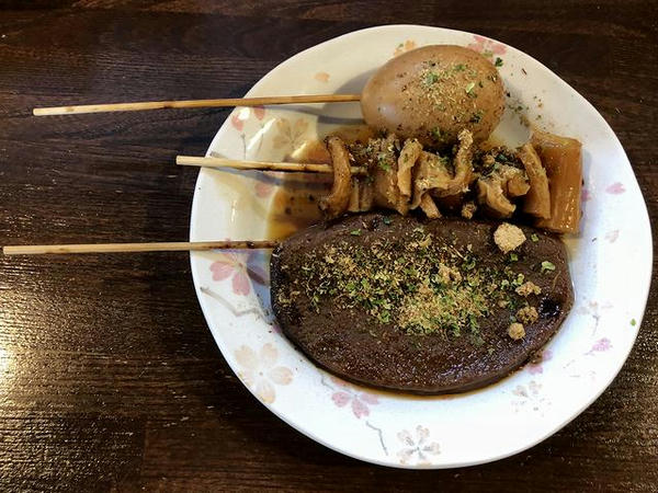 静岡おでん たまご・黒はんぺん 各100円、牛すじ 150円