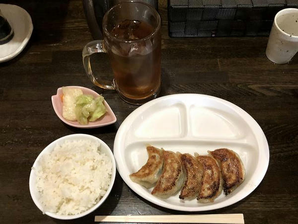 餃子ランチ850円 の餃子、ライス、お新香、ウーロン茶