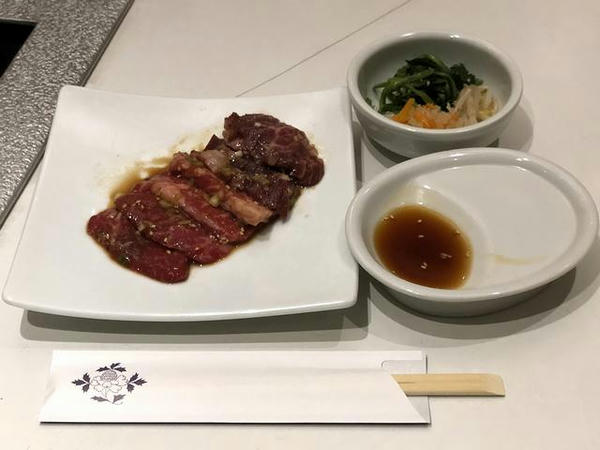 盛岡冷麺牛焼肉セット 1780円 の牛焼肉とナムル