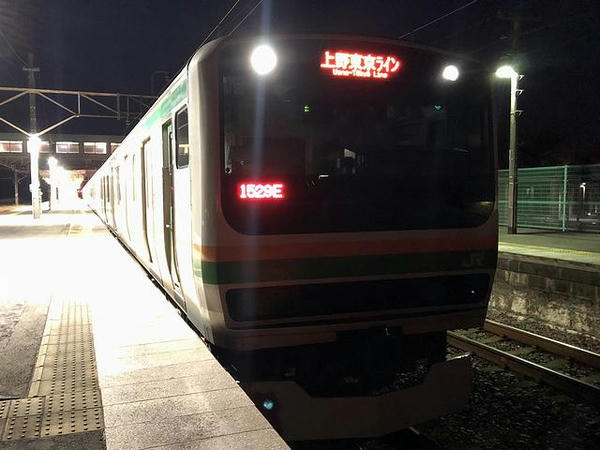 氏家駅で発車を待つ上野東京ライン普通列車