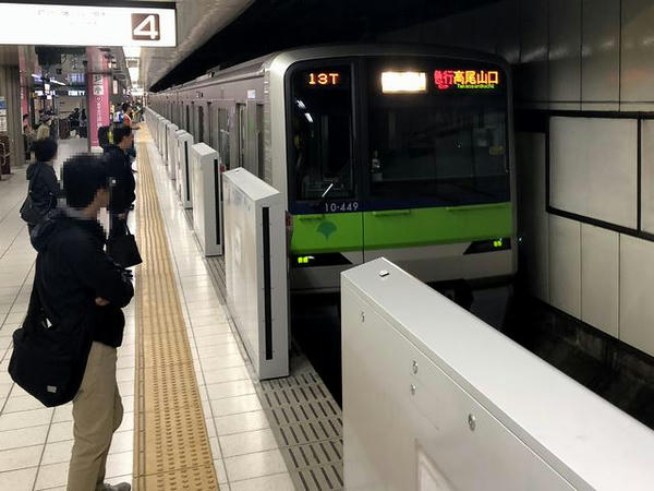 京王新線新宿駅に入ってくる急行列車