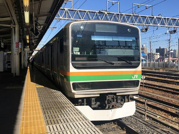 宇都宮駅に停車中の上野東京ライン小田原行き普通列車