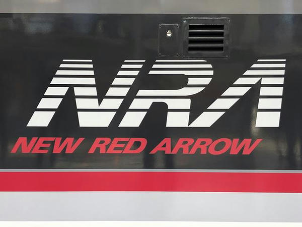 車体側面に書かれたNRE（ニューレッドアロー）のロゴ
