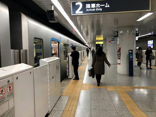 豊洲駅のホームにて