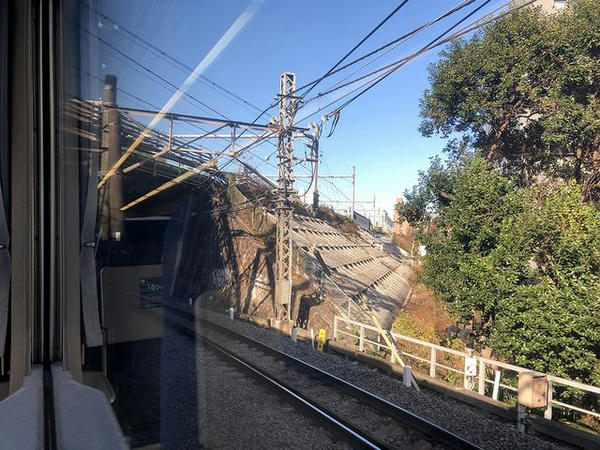 JR山手線をくぐる