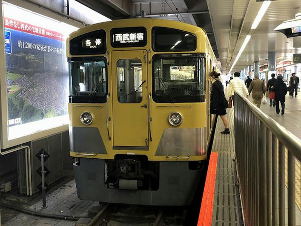 本川越駅に停車中の西武新宿行き各停