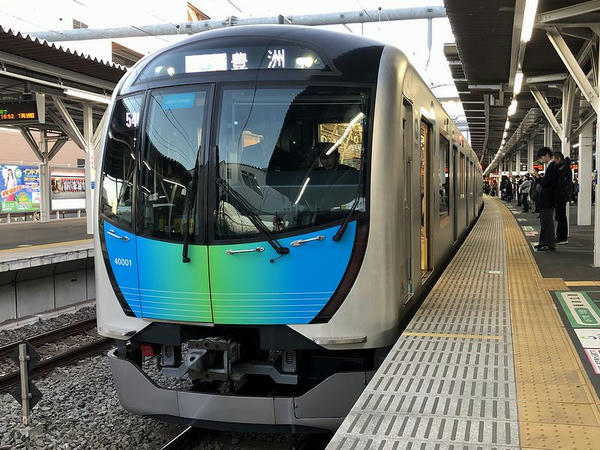 所沢駅に停車中のS-TRAIN104号