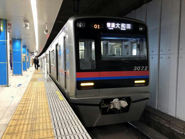 京成上野駅に停車中の京成本線普通列車