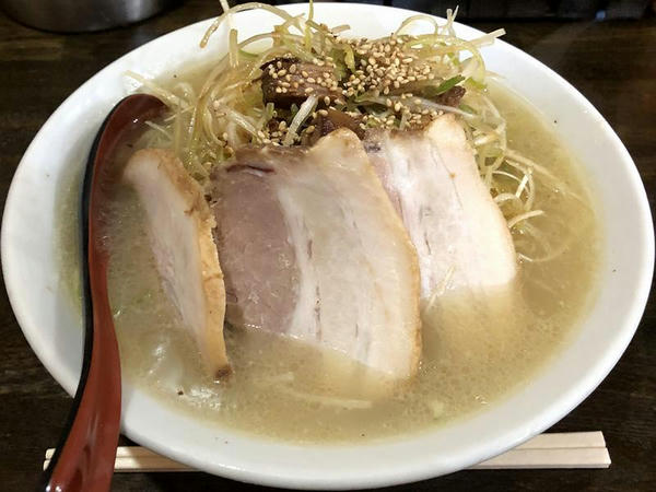 ネギラーメンチャーシュー3枚のせ（ネギ塩（黒ネギ）） 850円