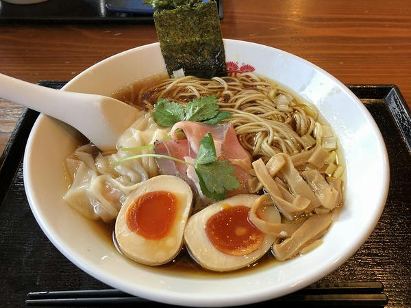 かさね醤油ソバ（細麺）半熟味玉・エビ入りワンタンのせ 1000円