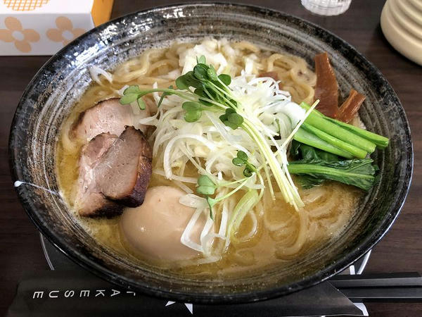 味玉二代目UWO中華そば（太麺・大盛） 1070円