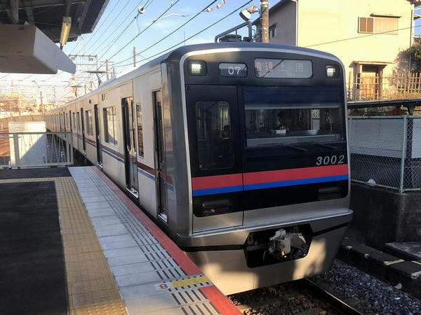 東中山駅に入ってきた京成上野行き普通列車