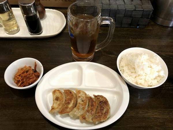 焼き餃子ランチ（塩ラーメン） 980円 の焼き餃子・ライス・キムチ・ウーロン茶