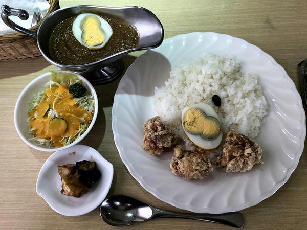 おや？コッコカレーセット（ランチセット）のカレー、サラダ、一品料理