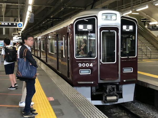 西宮北口駅に入ってきた阪急神戸本線普通列車