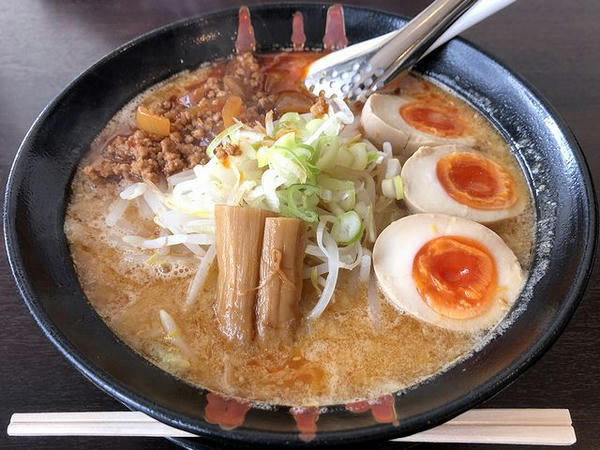 旨辛みそラーメン（ピリ辛） 880円 ＋ 味玉 ガチャガチャ4等で100円