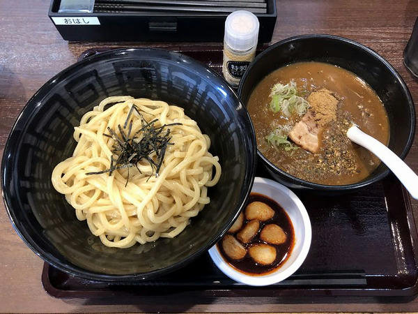 スパイス香る魚介カレーつけ麺 890円 ＋ 旨辛にんにく 150円