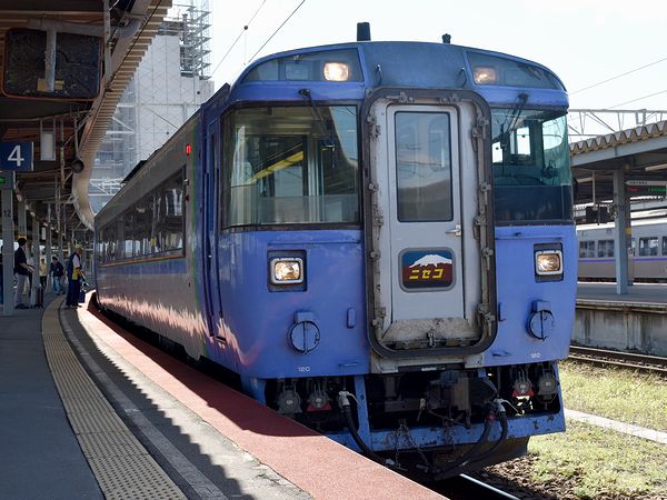 函館駅に停車中の臨時特急ニセコ号