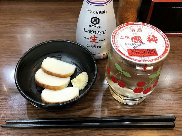 晩酌セットの板わさとカップ酒