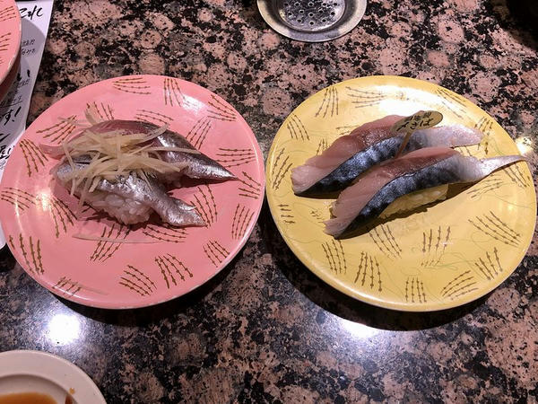 真いわし 248円（左） と 自家製〆さば 194円（右）