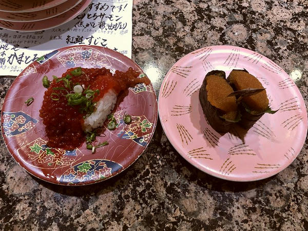 紅鮭すじこ塩漬け 345円（左） と こまい子醤油漬け 248円（右）