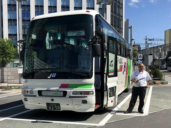 札幌駅北口で乗客を待つ無料送迎バス