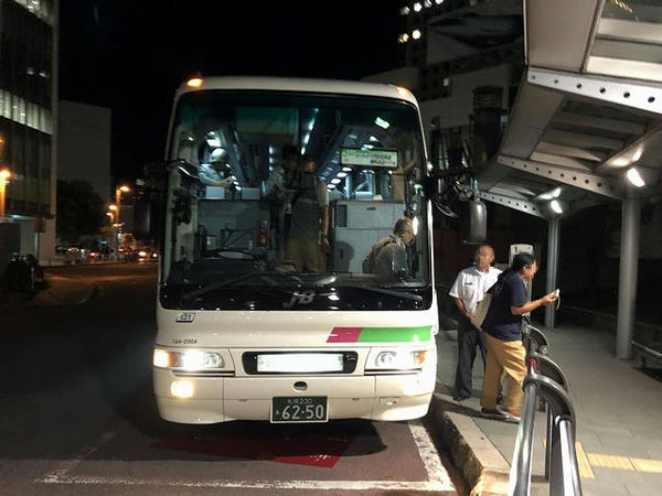 札幌駅北口に到着した無料送迎バス