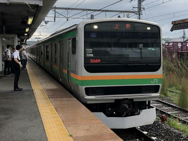 JR某駅に入ってくるJR東北本線（宇都宮線）上野行き普通列車