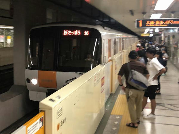 二十四軒駅に入ってくる札幌市営地下鉄東西線新さっぽろ行き普通列車