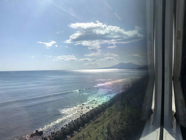 車窓から見た内浦湾（噴火湾）と駒ヶ岳