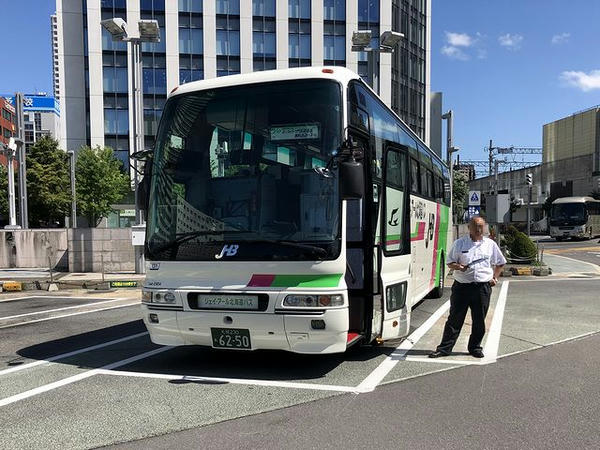 札幌駅北口で発車を待つ門別競馬場の無料送迎バス