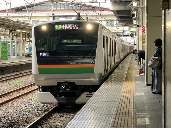小山駅に入ってくる上野東京ライン宇都宮行き普通列車