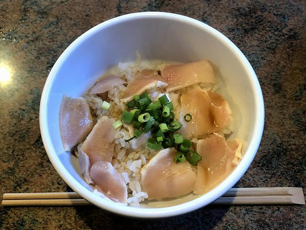 地鶏たたき丼 350円 （昼限定セット価格・通常は380円）