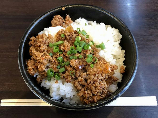 ピリ辛ひき肉丼　300円のところガチャガチャ3等で100円