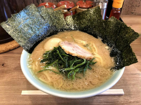 横濱ラーメン 並 720円 ＋ 味付半熟玉子 100円 ＋ 海苔増し（5枚） 100円