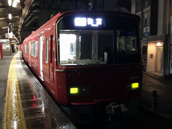 須ヶ口駅に停車中の弥富行き普通列車