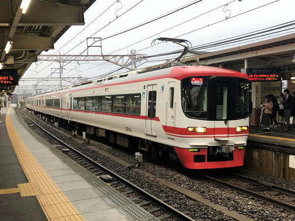笠松駅に入ってくる中部国際空港行き特急列車