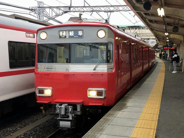 笠松駅に入ってくる名鉄岐阜行き普通列車