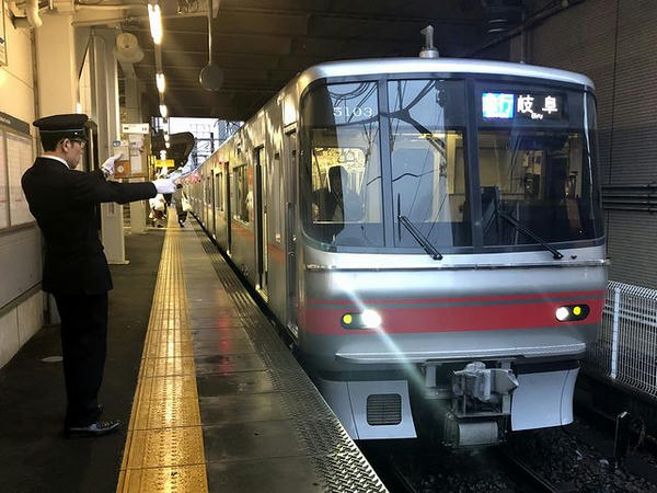 犬山駅に停車中の名鉄岐阜行き普通列車
