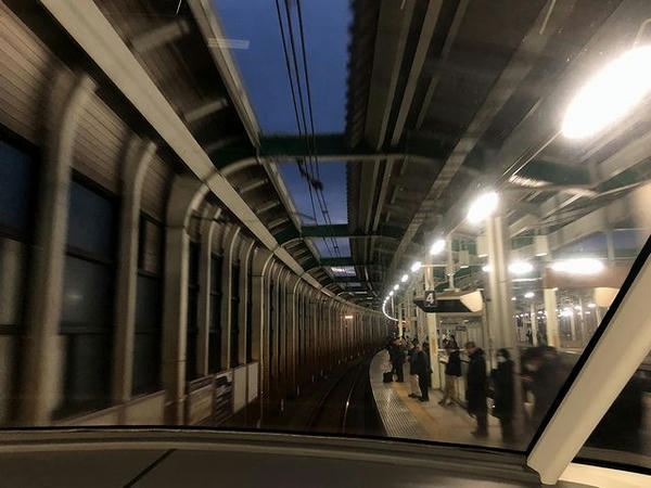 鳴海駅進入