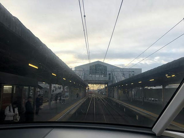 伊奈駅進入