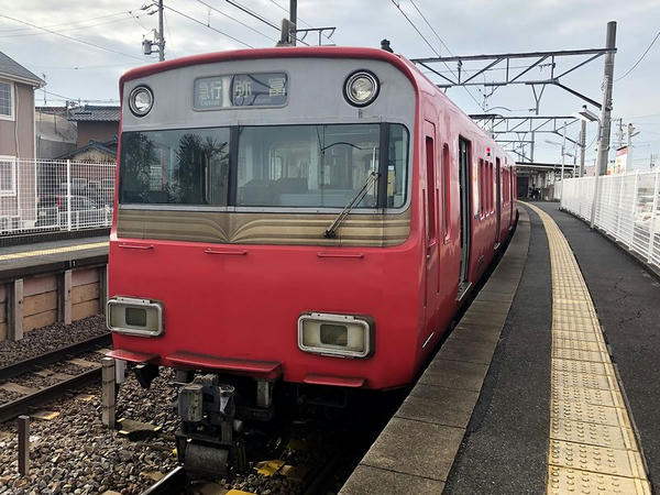 米津駅に停車中の弥富行き急行列車