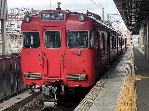 知立駅に停車中の猿投行き普通列車