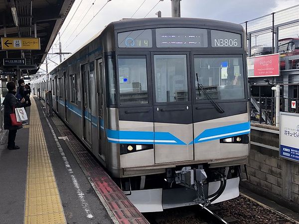 梅坪駅に入ってくる上小田井行き普通列車